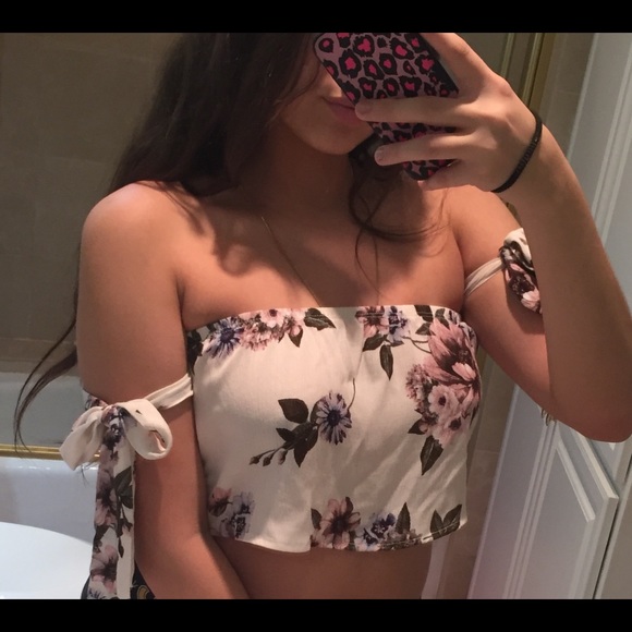NWT Cute ivory floral shoulder tie crop top - Picture 3 of 4